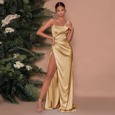 Maxikleid aus Satin mit einem Schulterausschnitt und Schlitz