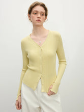 Gerippter Strickcardigan mit V-Ausschnitt, Schlitzbündchen und Strickdetails