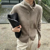 Rollkragen-Strickjacke aus dicker Wolle