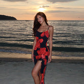 Rüschenkleid mit Blumenmuster und hohem Schlitz für den Urlaub