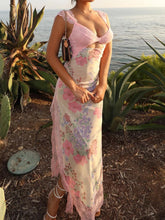 Mini-Kleid mit Rüschen und V-Ausschnitt, geblümt
