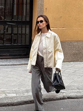 Weißer, langärmeliger Mantel mit Reißverschluss am Revers