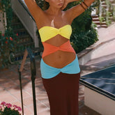 Neckholder-Kleid mit Cut-out, kontrastfarbenem hohem Schlitz und figurbetontem Schnitt