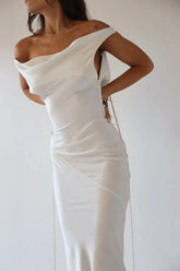 Figurbetontes Kleid aus Satinspitze mit Spaghettiträgern