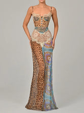 Urlaubskleid aus Leoparden-Spitze und Chiffon mit Schlitz