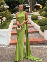 Maxikleid aus Satinband mit Neckholder und offenem Rücken