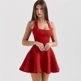 Rotes Neckholder-Abendkleid mit hohem Bund