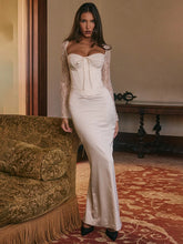 Figurbetontes Spitzenkleid mit langen Ärmeln und Rückenschlitz