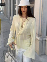 Bluse mit Schleife und ausgestellten Ärmeln