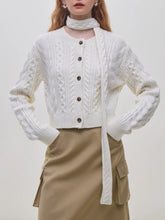 Kurzstrickjacke mit gedrehtem Blumenmuster