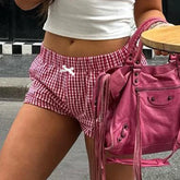 Schwarze Strickshorts mit Punkten und Buchstabenmotiven