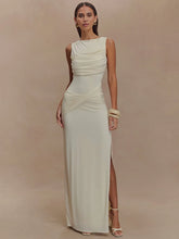 Gerafftes, figurbetontes Maxikleid mit O-Ausschnitt und Schlitz