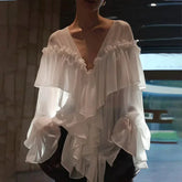 Sommerliche weiße Chiffonbluse mit Rüschen und V-Ausschnitt