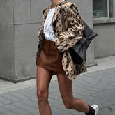 Blazer mit Gürtel und bedrucktem Revers