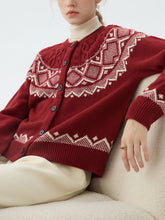 Roter Wollpullover mit Zopfmuster