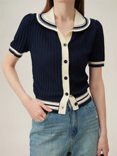 Sommerstrickjacke mit kontrastierendem Polokragen