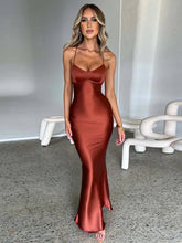 Ärmelloses, langes, figurbetontes Spaghetti-Kleid aus Satin