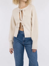 Gerippter, einfarbiger Strickcardigan mit Bindeband vorne