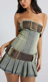 Trägerloses Minikleid mit Schnallendetails in Blau