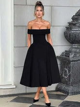 Midikleid mit schulterfreiem Bund und Wickeloptik