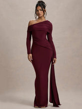 Figurbetontes Kleid mit schrägem Kragen und drapierten Ärmeln