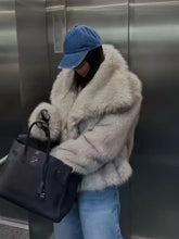 Flauschiger weißer Kunstpelzmantel aus Wollmischung