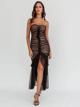 Drapiertes, trägerloses Midikleid aus Spitze
