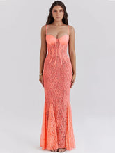 Figurbetontes Kleid aus floraler Spitze mit Spaghettiträgern