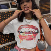 Lässiges Street-T-Shirt mit kontrastierendem Lippenprint