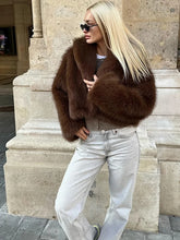 Kurzer Mantel aus Kunstpelz mit verdeckten Knöpfen