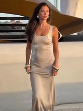 Paillettenbesetztes, figurbetontes Unterkleid aus Strick mit Stickerei