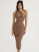 Ein-Schulter-Kleid mit Raffungen, figurbetonter Midi-Länge