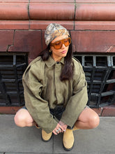 Kurzer, lockerer Wildledermantel mit Reißverschluss