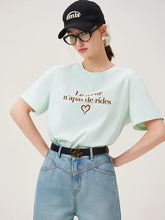 Schwarzes T-Shirt mit Buchstabenprint an der Schulter