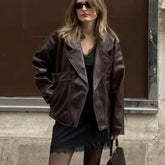 Burgunderfarbener Mantel aus Kunstleder mit Taschen