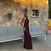 Maxikleid mit schrägem Kragen, Neckholder und Raffungen