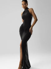 Plissiertes Neckholder-Schlitz-Kleid für figurbetonte Partys
