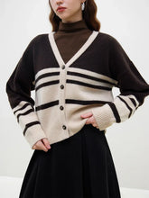 Kurzer Wollcardigan mit rosa Streifen und V-Ausschnitt
