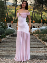 Rosa, figurbetontes Kleid mit Blumenmuster und Raffungen