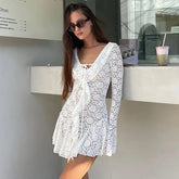 Minikleid aus Spitze mit Rüschen und Bindegürtel