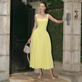 Gelbes, schmal geschnittenes, plissiertes Ballkleid mit quadratischem Kragen und Hosenträgern