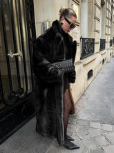 Langer Mantel aus losem Samtpelz, geflochten