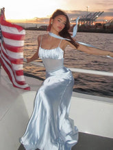 Maxikleid mit tiefem Ausschnitt, Neckholder, Schnürung und Schlitz