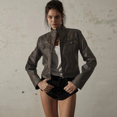 Schmal geschnittener Ledermantel mit Reißverschluss und Knöpfen