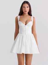 Besticktes, tailliertes Kleid mit V-Ausschnitt