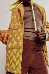 Abstrakter, lockerer Strickcardigan im Y2K-Stil mit langen Ärmeln