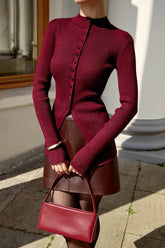 Schmal geschnittene, einreihige Strickjacke mit Stehkragen und langen Ärmeln