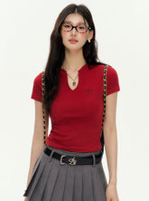 Figurbetontes T-Shirt mit Schlüssellochausschnitt: Kurzarm-Top mit Logostickerei