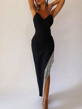 Schwarzes Unterkleid mit hohem Schlitz