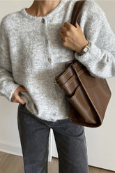 Vielseitiger, weicher Retro-Strickcardigan aus grauer Wolle mit Knöpfen